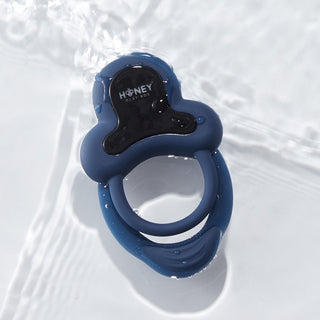 Honey Play Box Anello App-Controlled Vibrating Double Cock Ring with Clitoral Stimulator Black - Horny Stoner